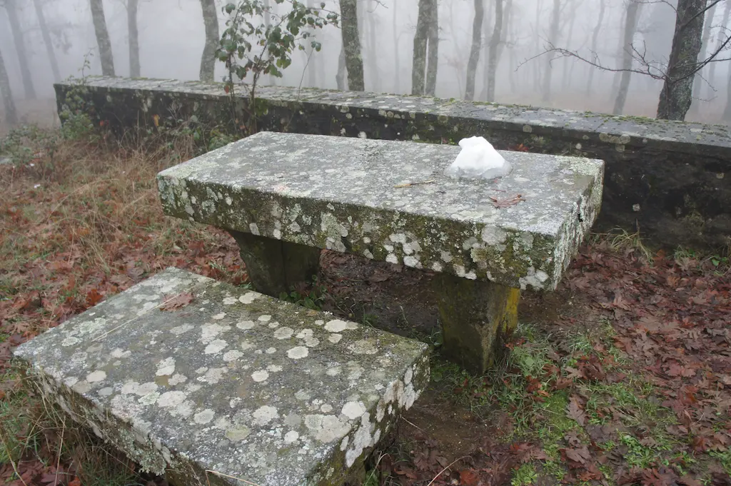 Mesa y banco de picnic de piedra rústica
