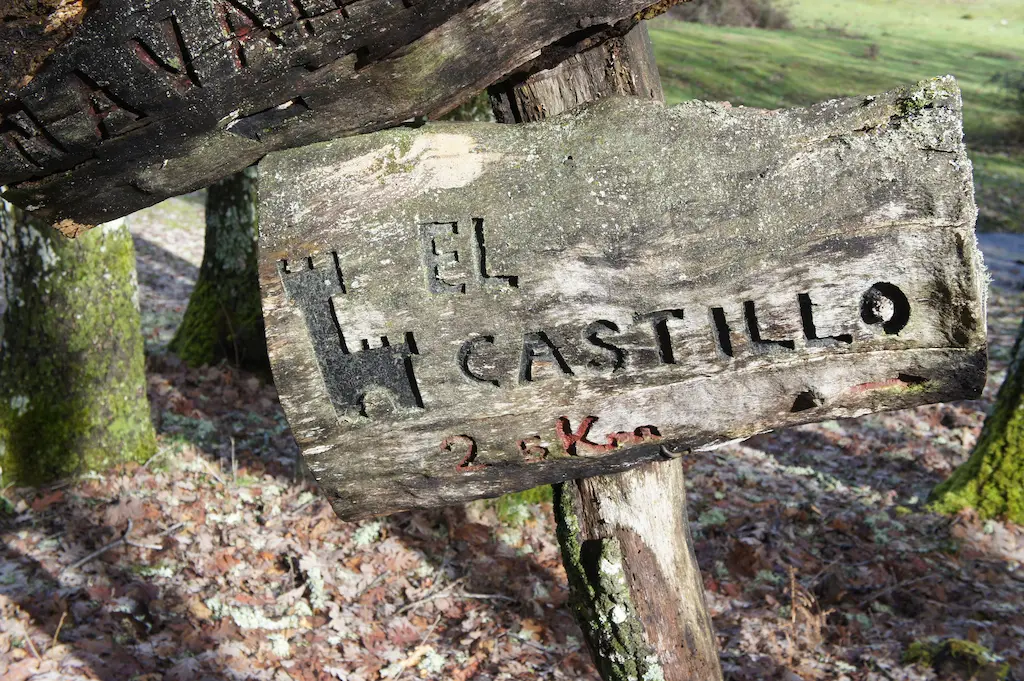 Señal rústica de madera tallada.